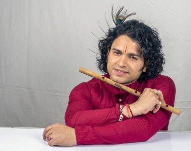 Hint modeli kırmızı kurta giyiyor. 