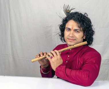 Hint modeli kırmızı kurta giyiyor. 