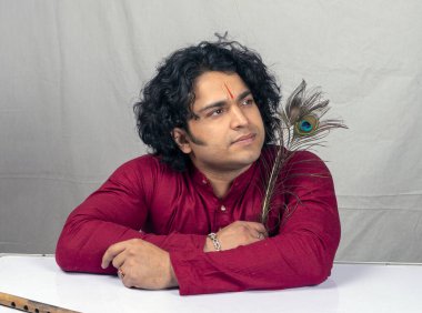 Hint modeli kırmızı kurta giyiyor. 