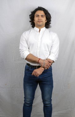 Beyaz gömlek giyen Asyalı bir model.