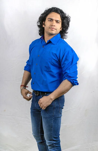 Modelo Masculino Indio Con Pose Frontal Camisa Azul —  Fotos de Stock