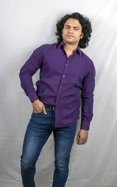 Jovem Asiático Masculino Modelo Vestindo Roxo Camisa Frente Pose — Fotografia de Stock