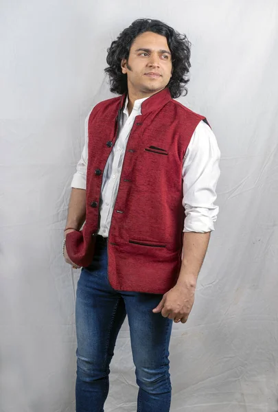 Asiatisches Model Trägt Rote Jacke Vorne Pose — Stockfoto