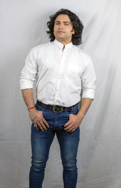 Asiatische Junge Modell Trägt Weißes Hemd Vor Pose — Stockfoto