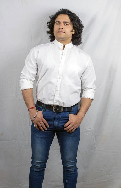 Asiático Joven Modelo Usando Blanco Camisa Frente Pose — Foto de Stock