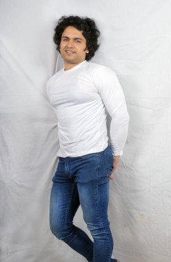 Beyaz tişört giyen genç bir manken.