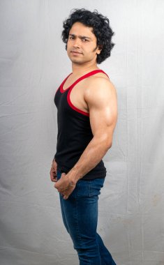 Siyah yelek giyen genç bir model.