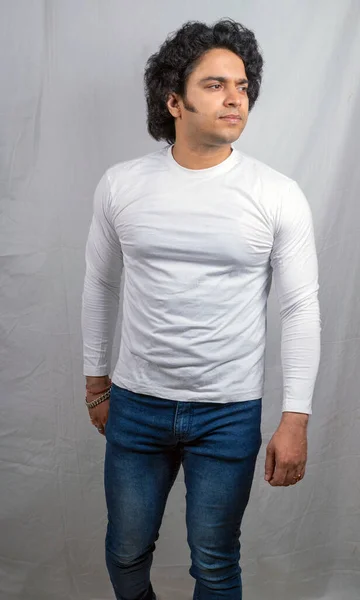 Modelo Indio Con Camiseta Blanca Pose Lateral —  Fotos de Stock