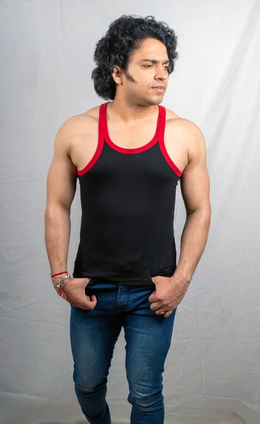 Jovem Asiático Masculino Modelo Vestindo Preto Colete Frente Pose — Fotografia de Stock