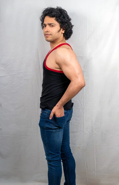 Modelo Indiano Vestindo Colete Preto Pose Lateral — Fotografia de Stock