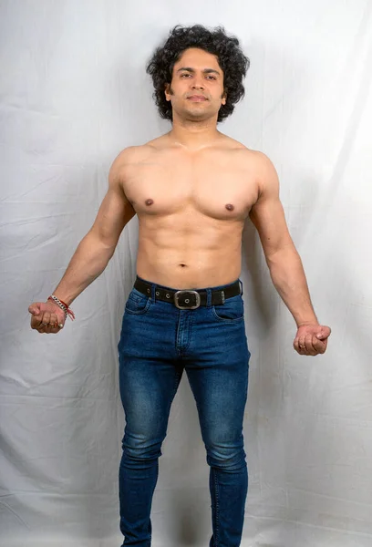 Modelo Fitness Indiano Vestindo Jeans Azul Pose Frontal — Fotografia de Stock