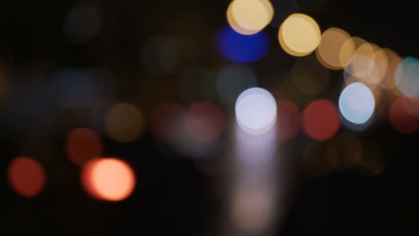 Ciudad nocturna. Fondo con luces de coche. Imagen desenfocada del camino nocturno. Efecto Bokeh . — Vídeos de Stock