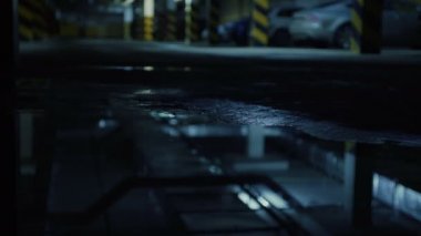 Karanlık otopark. Su sızdırılmış vardır.