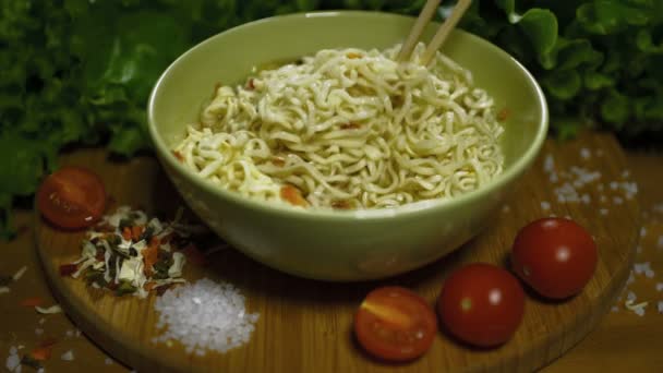 Kurutulmuş sebze ile Noodles hazırlamak. Yakın çekim. — Stok video