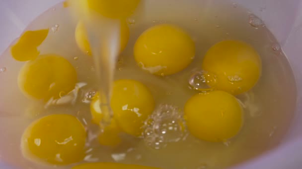Шеф-повар разбивает яйцо в миске . — стоковое видео