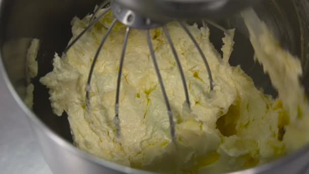 Une machine à pétrir la pâte, dans un restaurant de boulangerie. La pâte dans le mélangeur se mélange. Gros plan . — Video