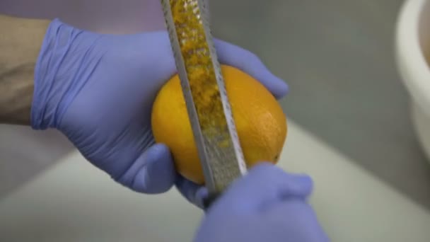 Orangenschale entfernen. — Stockvideo