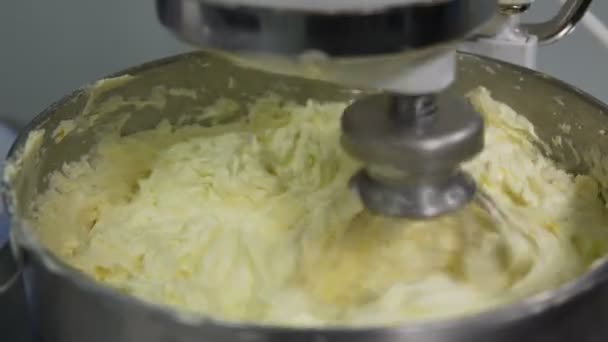 Uma máquina amassando massa, em um restaurante de padaria. A massa de farinha no misturador mistura-se. Fechar . — Vídeo de Stock