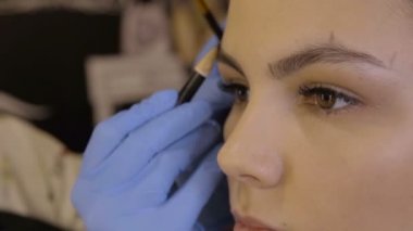 Stilist için genç güzel kadın güzel kaşları var. Güzellik Salonu. Yakın çekim.