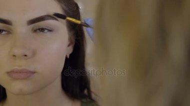 Stilist için genç güzel kadın güzel kaşları var. Güzellik Salonu. Yakın çekim.