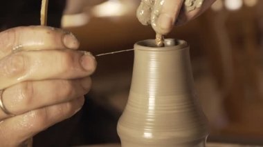 Çömlek varlık-den yapılmış. Seramik. El yapımı.