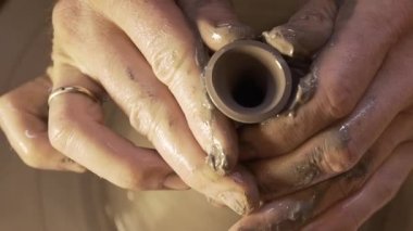 Çömlek varlık-den yapılmış. Seramik. El yapımı.