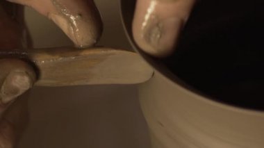 Çömlek varlık-den yapılmış. Seramik. El yapımı.