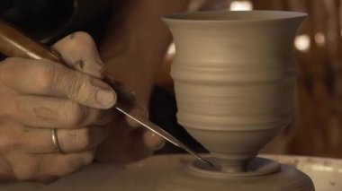 Çömlek varlık-den yapılmış. Seramik. El yapımı.