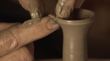 Çömlek varlık-den yapılmış. Seramik. El yapımı.