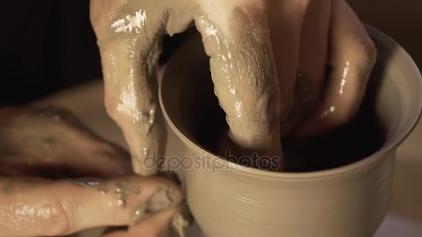 Des poteries sont fabriquées. Céramique. Fait à la main . — Video