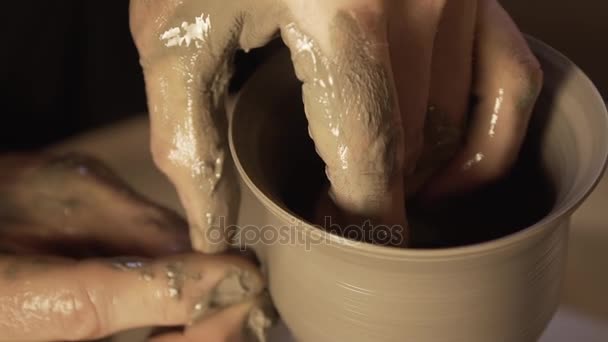 Stanno costruendo della ceramica. Ceramica. Fatto a mano . — Video Stock