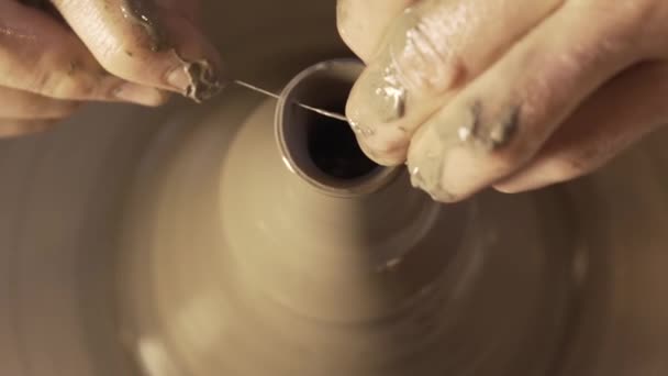 Stanno costruendo della ceramica. Ceramica. Fatto a mano . — Video Stock