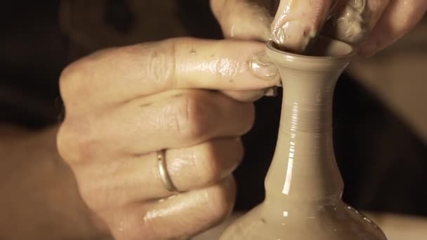 陶器が行われています。セラミックス。ハンドメイド. — ストック動画