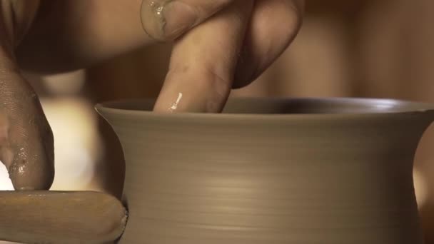 Stanno costruendo della ceramica. Ceramica. Fatto a mano . — Video Stock