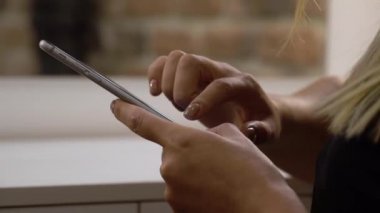 Güzel kız bir cep telefonu. Yakın çekim