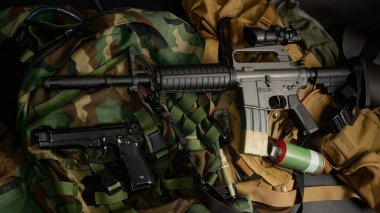 Saldırı m16 tüfek, tabanca, el bombası