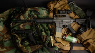 Saldırı m16 tüfek, tabanca, el bombası
