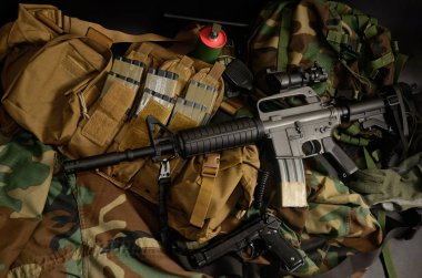 Saldırı m16 tüfek, tabanca, el bombası