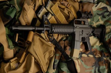 Saldırı m16 tüfek, tabanca, el bombası