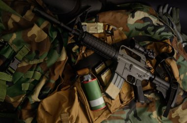 Saldırı m16 tüfek, tabanca, el bombası