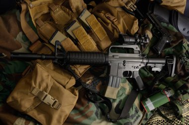 Saldırı m16 tüfek, tabanca, el bombası