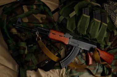 Saldırı m16 tüfek, tabanca, el bombası