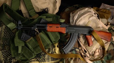 Saldırı m16 tüfek, tabanca, el bombası