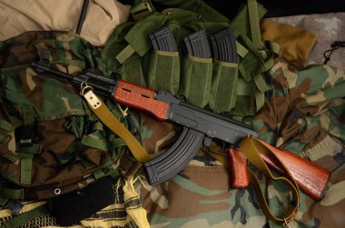 Saldırı m16 tüfek, tabanca, el bombası