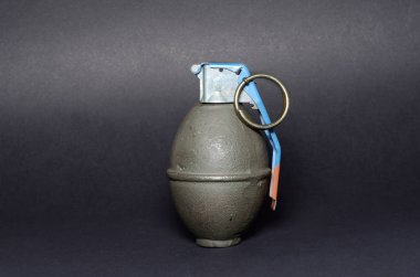 Siyah arka plan üzerine el bombası