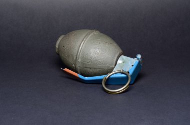 Siyah arka plan üzerine el bombası