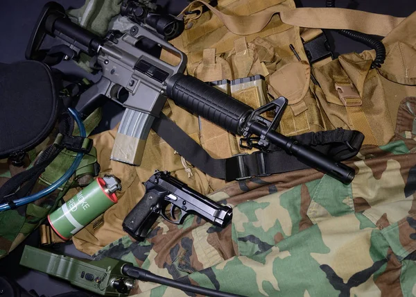 突击步枪 m16、 手枪、 手榴弹 — 图库照片