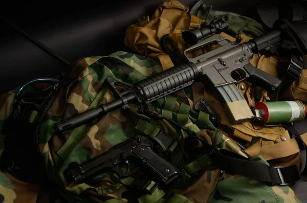 M16 puska, pisztoly, gránát támadás — Stock Fotó