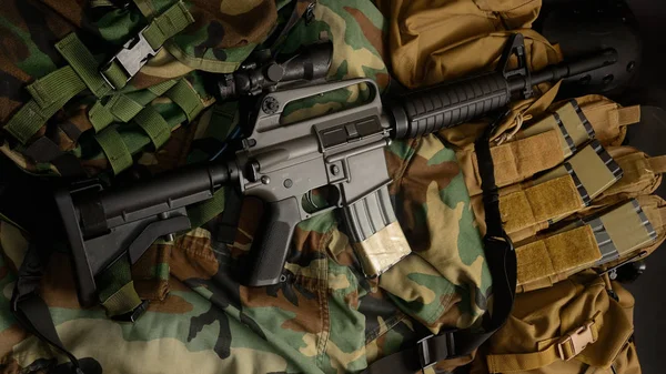 M16 puska, pisztoly, gránát támadás — Stock Fotó