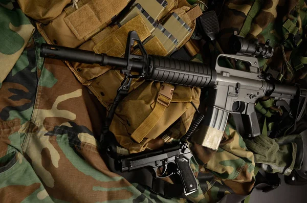 M16 puska, pisztoly, gránát támadás — Stock Fotó